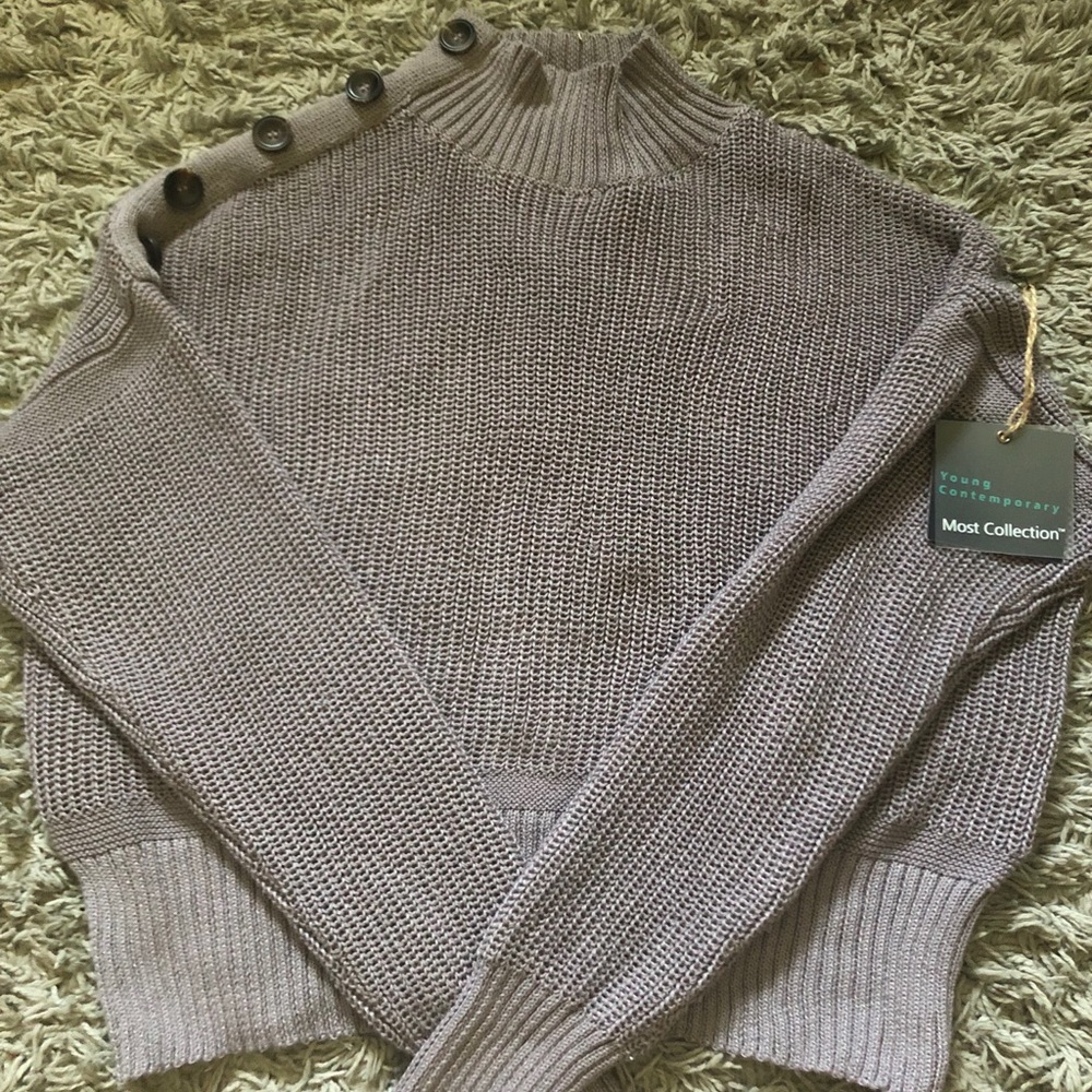 A cool toned ,purple knitted turtleneck  💜.